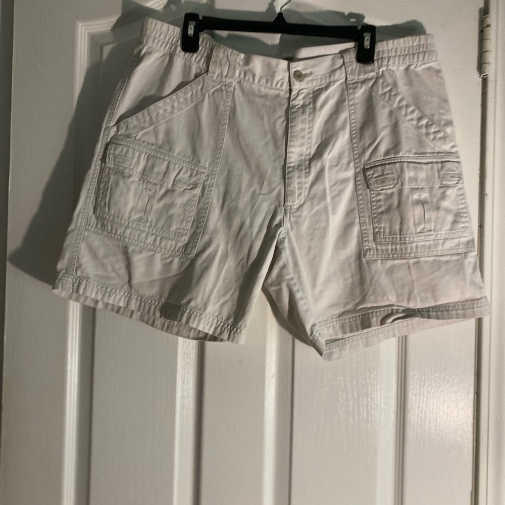 Men’s GUC natural Issue white shorts size 36